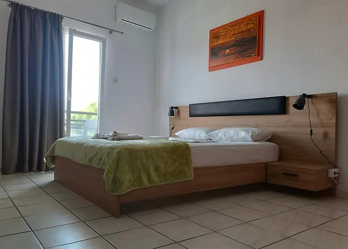 Eliza Studios And Apartments